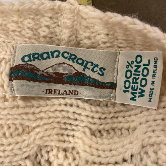 Aran Crafts 100% Merino Wool Knitted Shawl with 2 pockets and Fringe Detail. - Picture 4 of 5